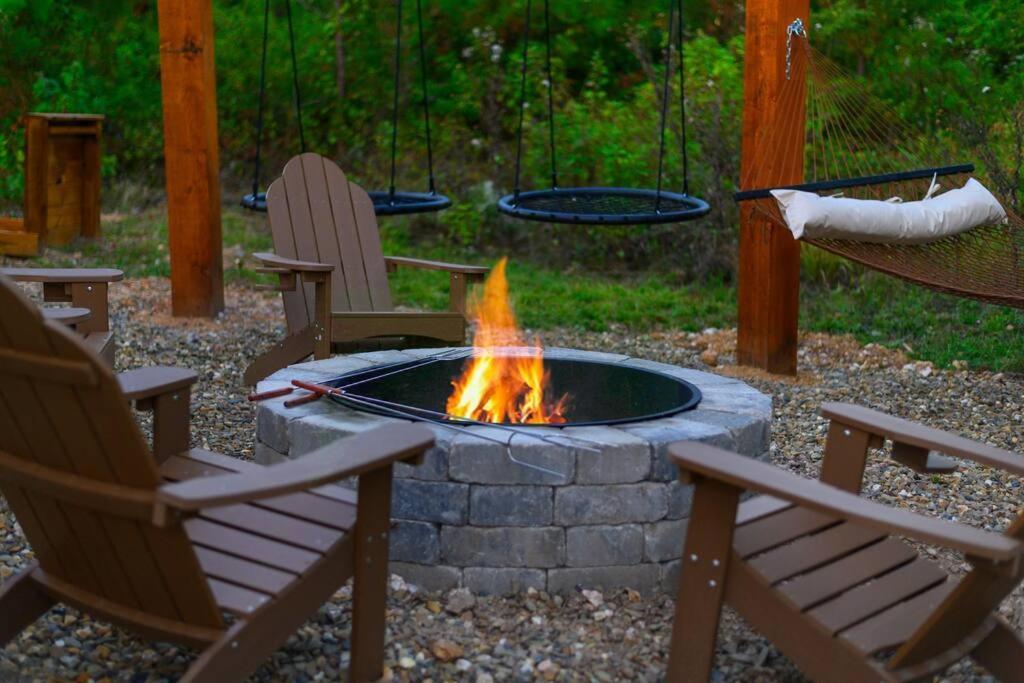 Under The Stars - Secluded, Hot Tub, Firepit, Games Chalet